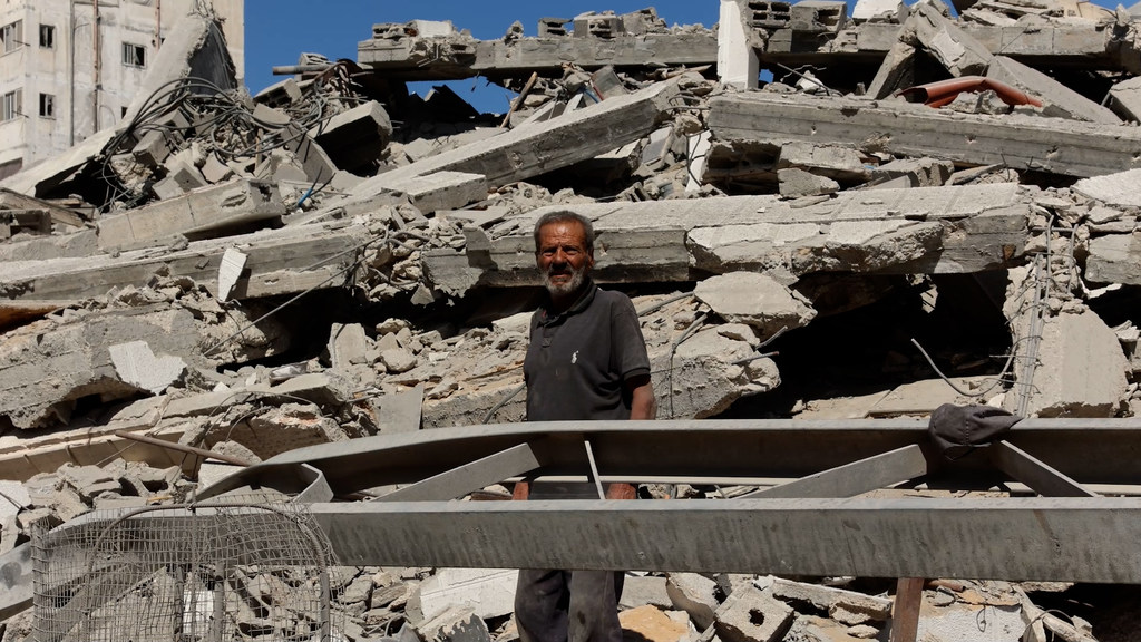 Mohammad Al-Saleh inspecciona su casa destruida en el barrio de Sheikh Radwan, en el norte de la Franja de Gaza.